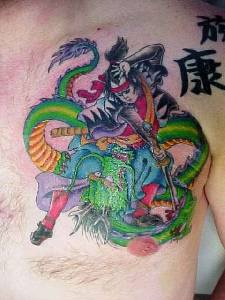 胸部武士与绿色龙战斗纹身图案
