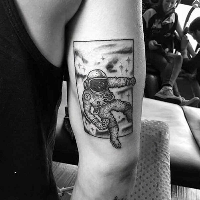 手臂黑色的宇航员和星星纹身图案