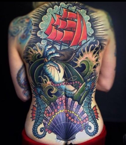 背部彩色帆船海马贝壳纹身图案