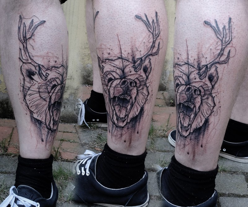 小腿神奇的黑色线条熊头鹿角纹身图案