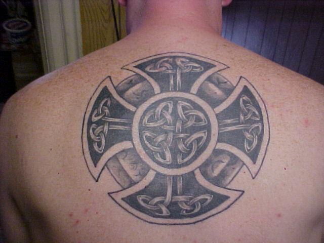 背部大型的凯尔特十字架纹身图案