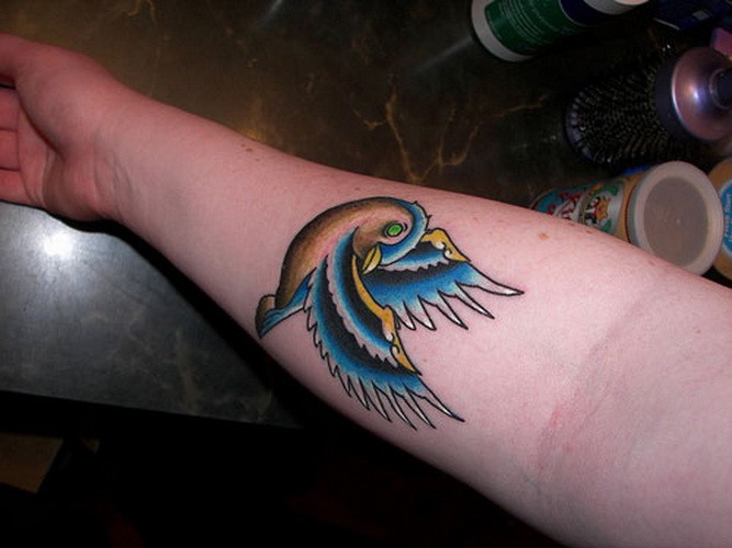女性手臂生动的彩色小鸟纹身图案