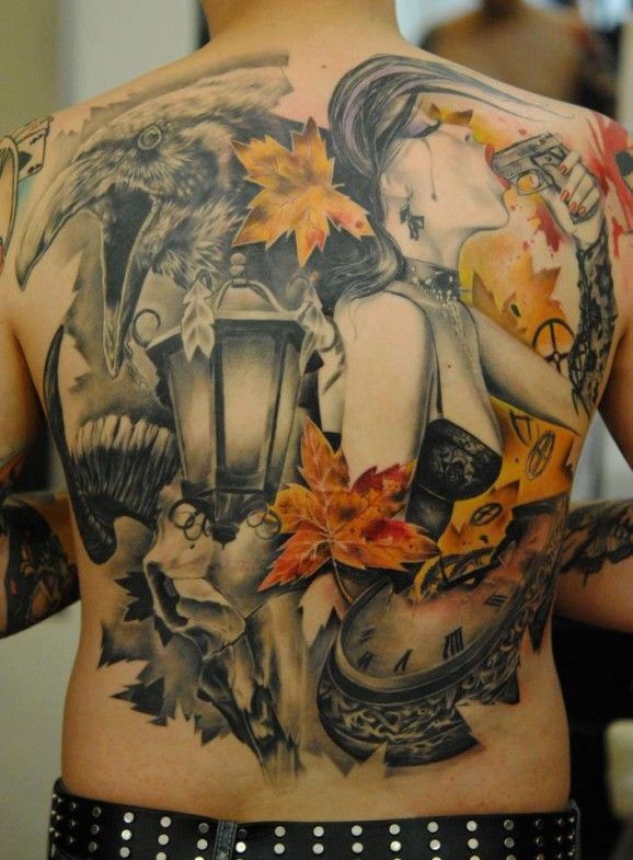 背部彩色枫叶和女子手枪乌鸦纹身图案