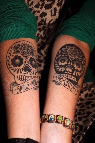 手臂墨西哥风格的不同骷髅花朵纹身图案