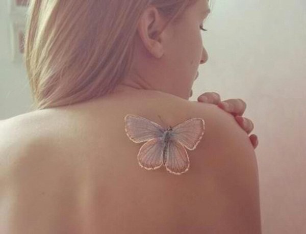 背部可爱的白色蝴蝶纹身图案