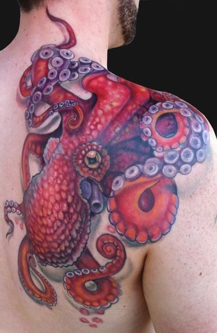 肩部美丽的写实章鱼纹身图案