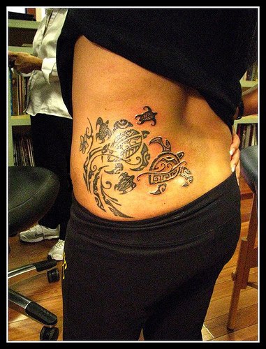 腰部黑色的部落风格乌龟图腾纹身图案