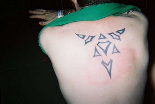 背部小三角形图腾纹身图案