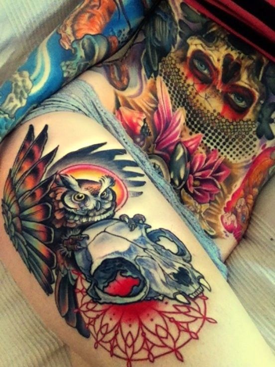 大腿彩色的猫头鹰和骷髅纹身图案