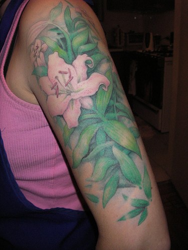 手臂百合花和绿叶彩色纹身图案
