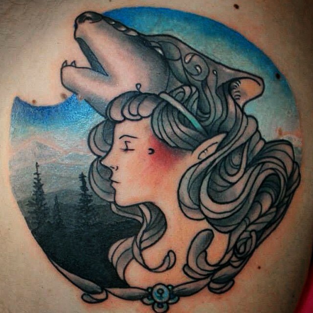 背部狼和森林女人彩色纹身图案