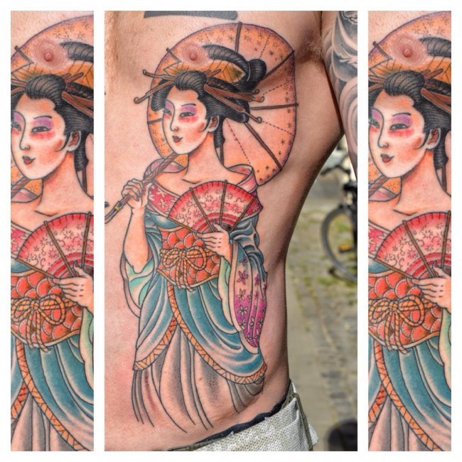 侧肋漂亮的彩色艺妓与伞纹身图案
