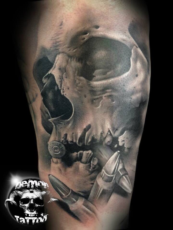 手臂梦幻非常逼真的黑白骷髅和子弹纹身图案