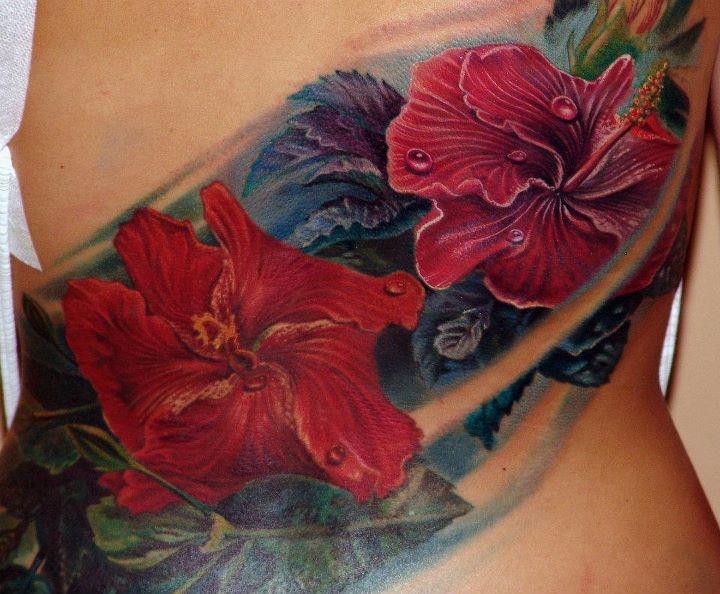 背部壮观的写实美丽花朵纹身图案