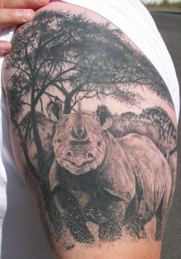 大臂写实的犀牛在森林里纹身图案