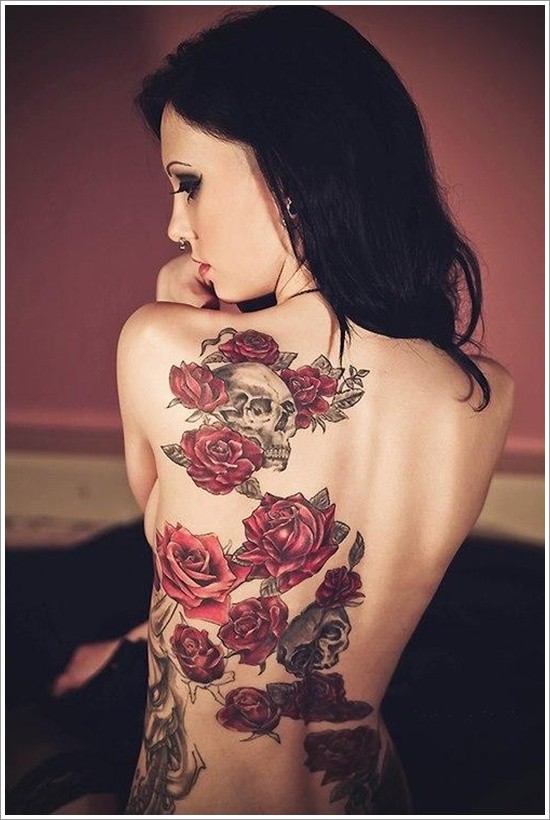 美女背部好看的红玫瑰骷髅纹身图案