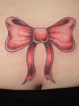 腰部红色美丽的蝴蝶结纹身图案