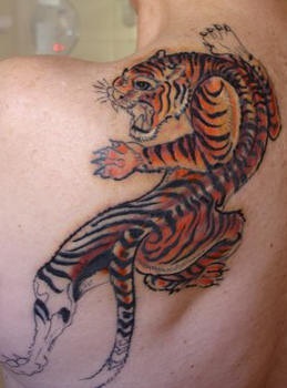 背部彩色的爬行虎纹身图案