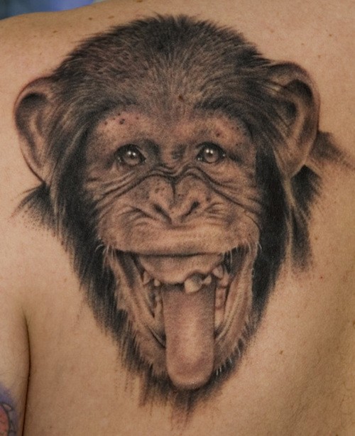 背部灰色的笑脸黑猩猩头像纹身图案