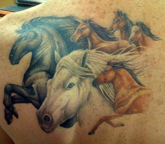 背部一群马彩绘纹身图案
