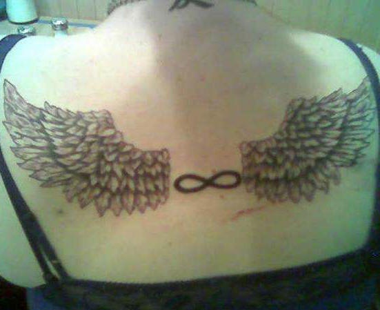 背部无限符号和翅膀纹身图案