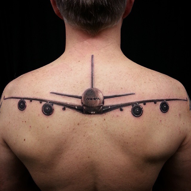 背部华丽逼真的飞机纹身图案
