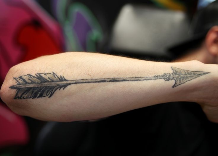 手臂上的黑色箭纹身图案