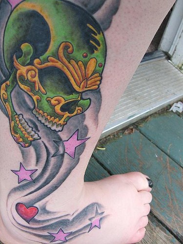 小腿漂亮的绿色骷髅与星星纹身图案