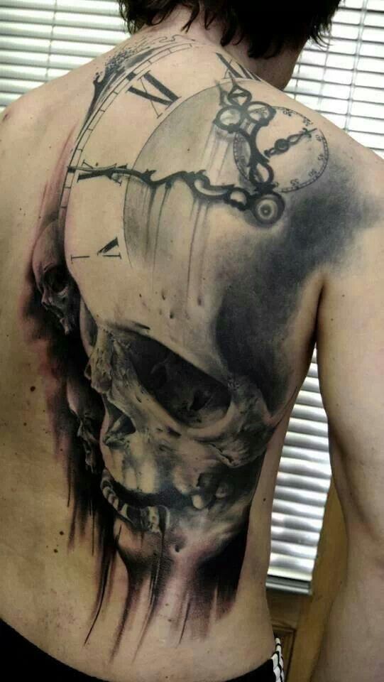 背部神秘设计的骷髅与老时钟纹身图案