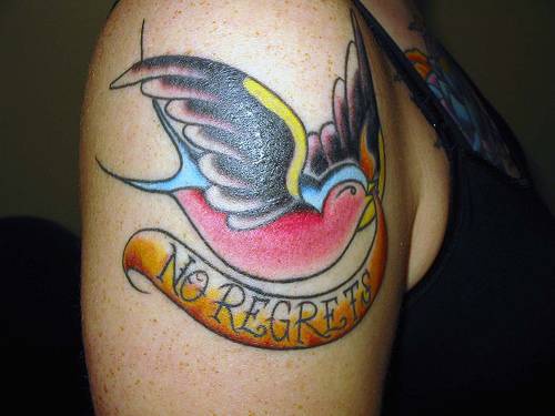 大臂传统的彩色鸟和英文字母纹身图案