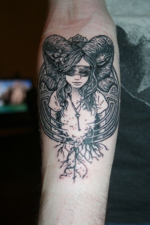 手臂恐怖风格黑白魔鬼女孩纹身图案