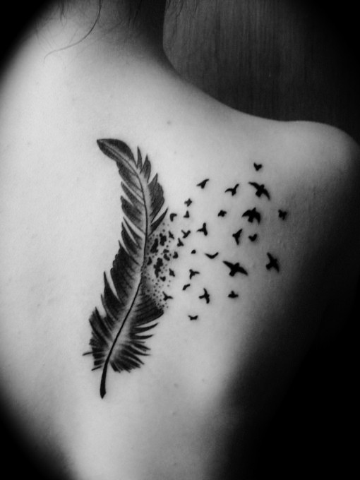 黑白羽毛和小鸟背部纹身图案