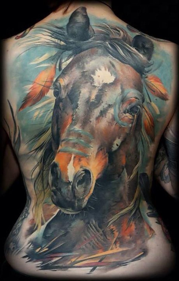 背部惊人的彩色马和羽毛纹身图案
