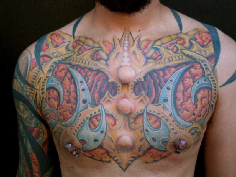 胸部惊人的彩色幻想盔甲纹身图案