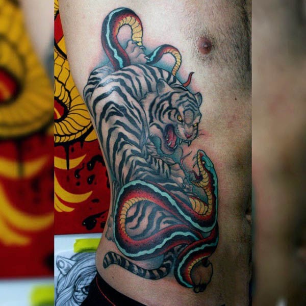 侧肋亚洲孟加拉白虎与蛇纹身图案