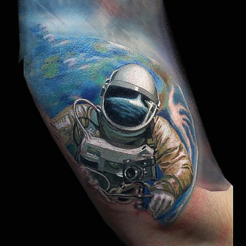 写实风格的地球和宇航员手臂纹身图案
