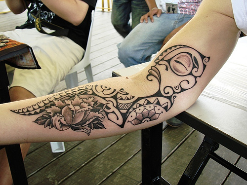 波利尼西亚图腾花朵手臂纹身图案