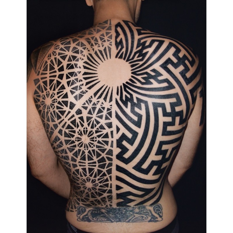 背部几何风格黑色的各种饰品纹身图案