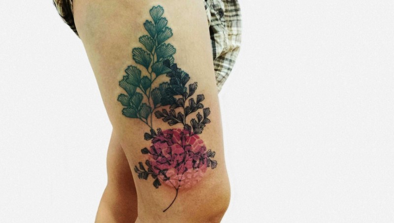 大腿彩色美丽的植物纹身图案