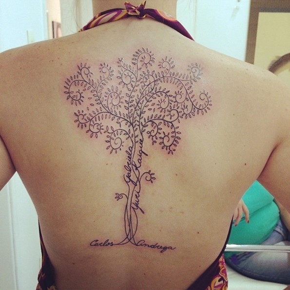 背部可爱的黑色藤蔓组合孤独的树纹身图案