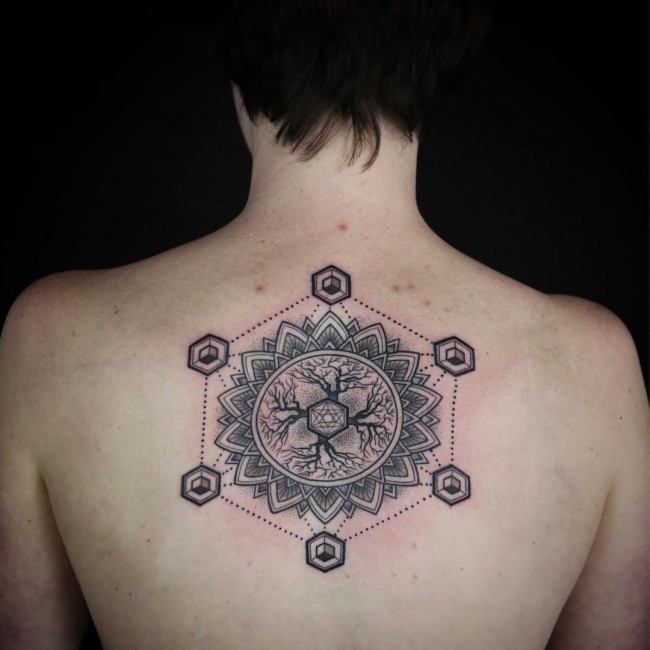 背部黑色神秘的部落装饰花卉纹身图案