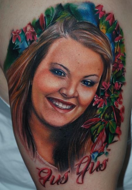 大臂非常漂亮的微笑女人肖像与鲜花纹身图案