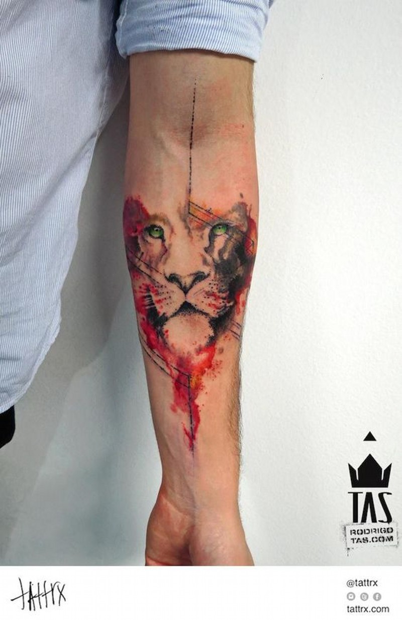 手臂戏剧风格的彩色大狮子头像纹身图案