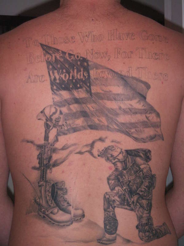 背部美国战士与字母纹身图案