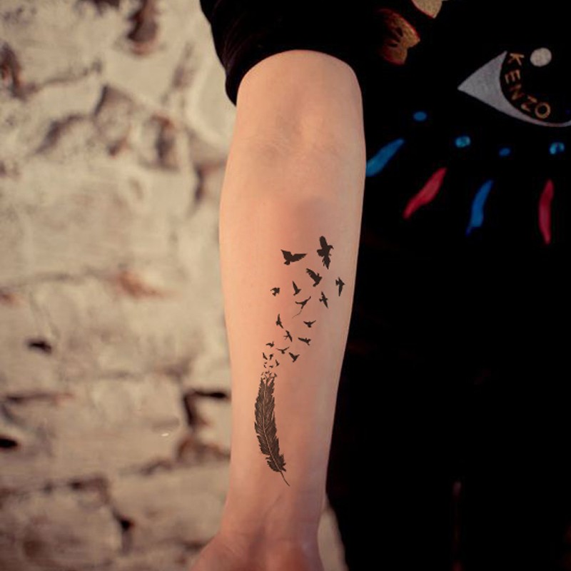 手臂小小的黑色羽毛和小鸟纹身图案