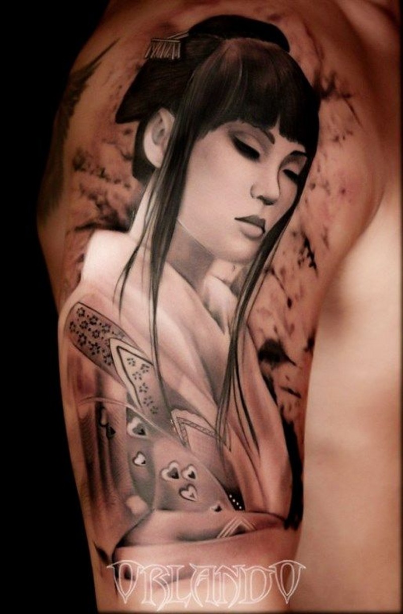 大臂黑白风格的女性和服纹身图案