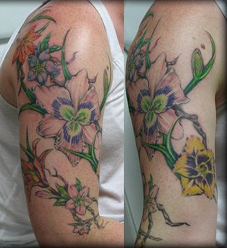 手臂美丽的五颜六色花朵纹身图案