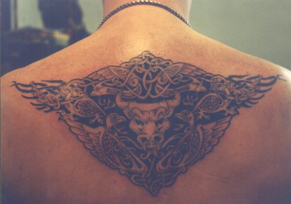背部黑色的凯尔特结公牛纹身图案