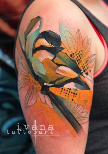 大臂水彩风格彩色鸟在树枝上纹身图案