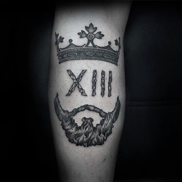小腿黑色熊与皇冠和数字纹身图案